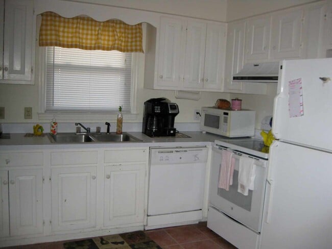 Building Photo - 2507 Holly Dr.