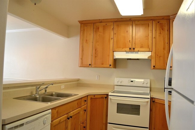 Building Photo - Nice Size Ogden 3 Bedroom Townhouse!