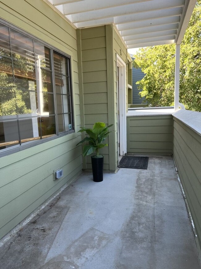 Building Photo - Sunny, Contemporary Two-Story Second Floor...