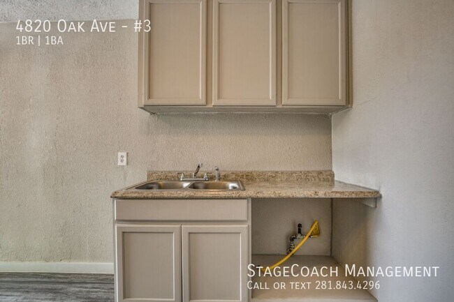Building Photo - 4820 Oak Ave