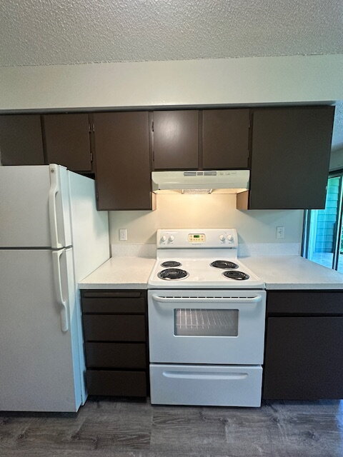 Foto del edificio - 2-Bedroom Apartment, Upstairs, Near Transp...