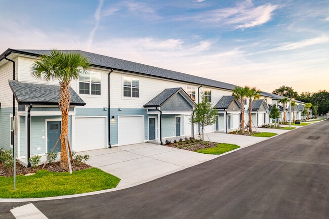 Building Photo - Lake Tavares Townhomes