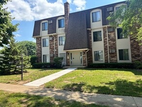 Building Photo - 985 S Ct of Shorewood