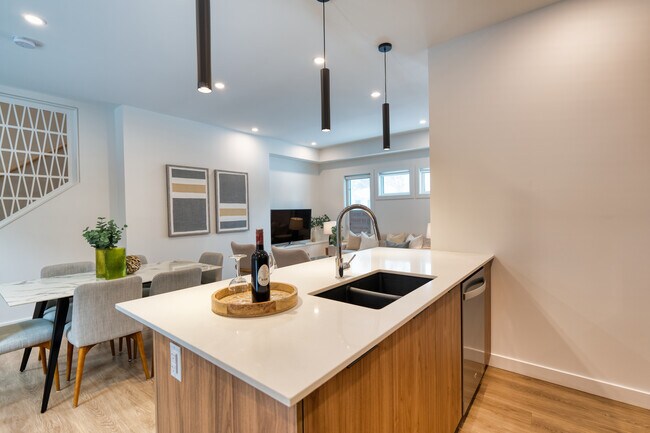Photo du bâtiment - Move-In Special! Modern 3-Bedroom  | Pet Friendly for Rent in Richmond – Great Location