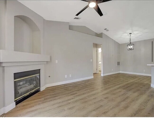 Foto del edificio - ***JUST REDUCED & AVAILABLE NOW!!!*** 1 Bed / 1 Bath Condo located in Spring Valley, NV