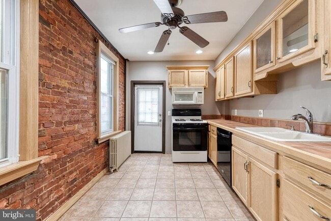 Building Photo - 809 S Glover St
