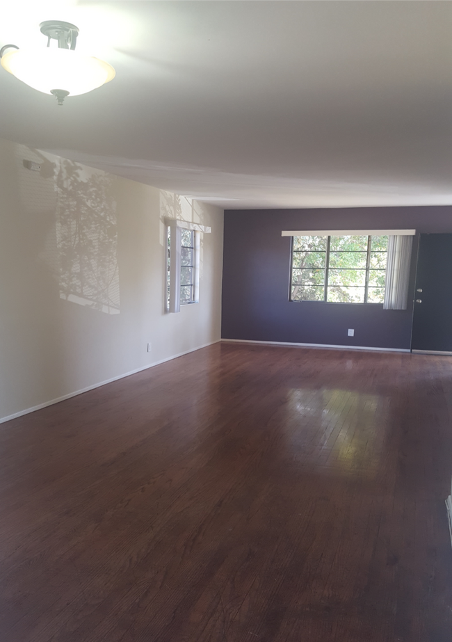 Building Photo - 1107 N Los Robles Ave