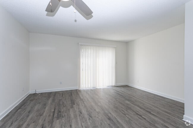 2BR, 1.5BA - 850SF - Living Area - Brynn Marr Village