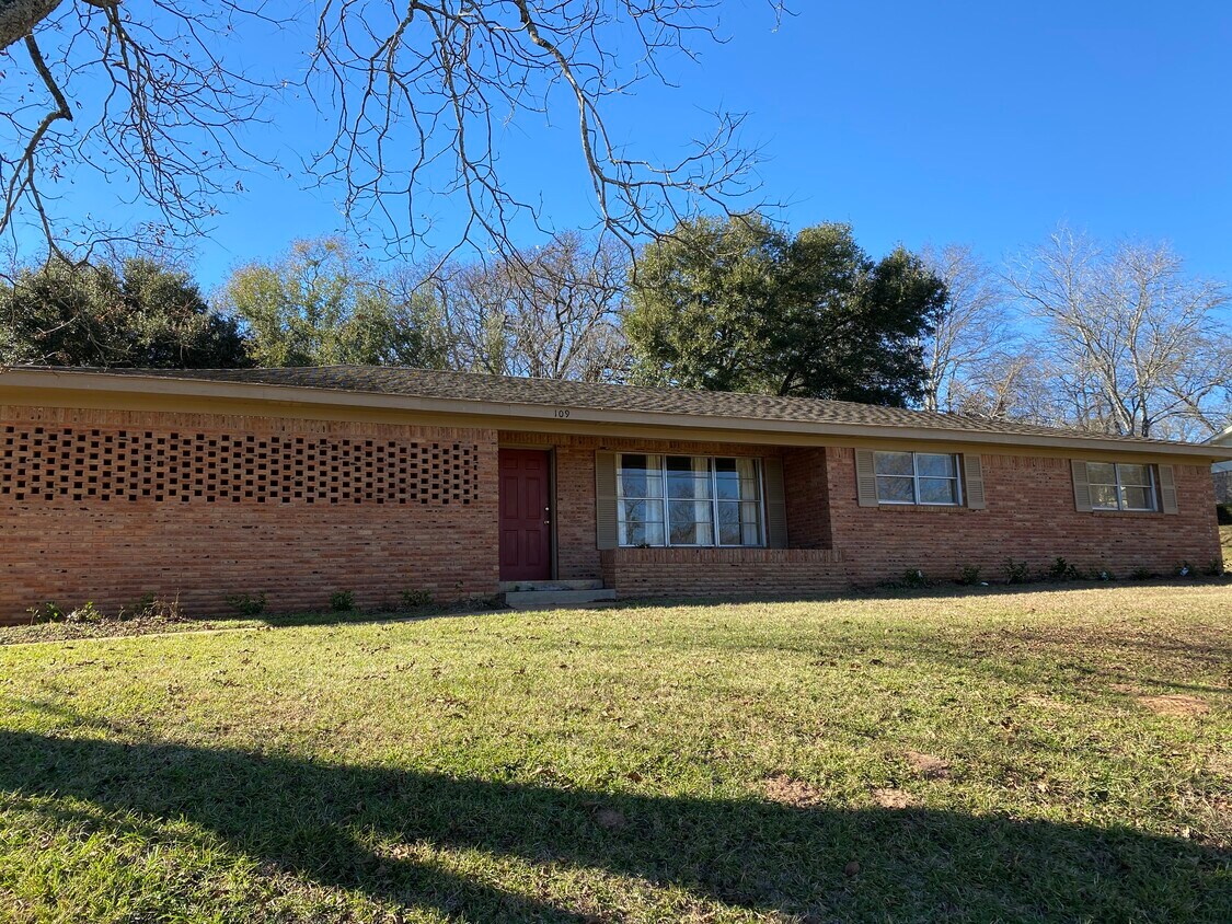 Primary Photo - 109 Golfcrest Dr