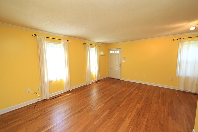 Building Photo - 2404 Farthing St