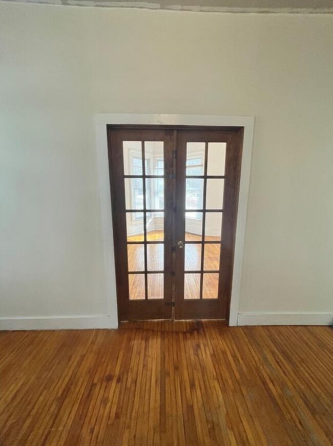 Building Photo - Nice 4 bed 2 bath with huge backyard