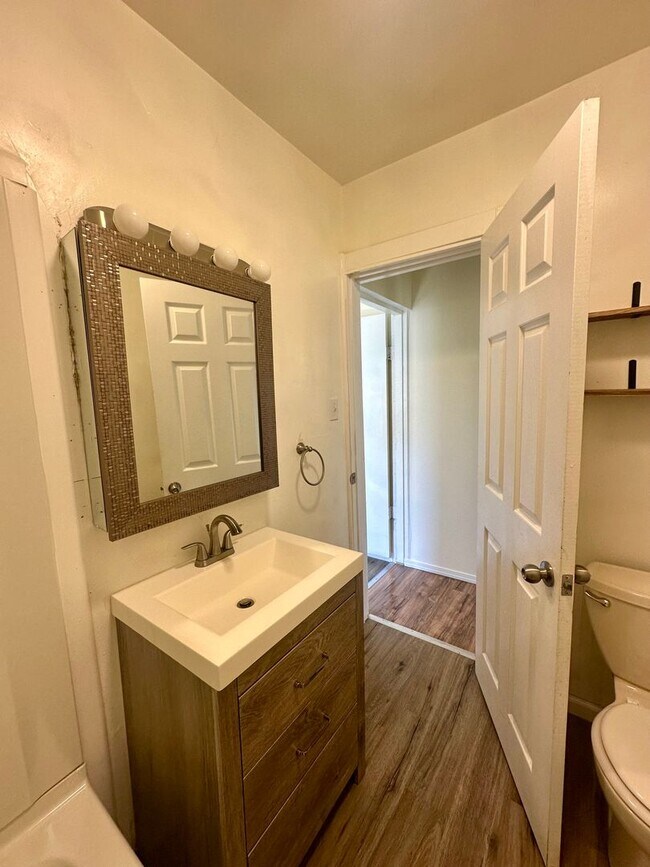 Foto del edificio - 2bdrm, 1 bath Cozy Cottage with fenced yard