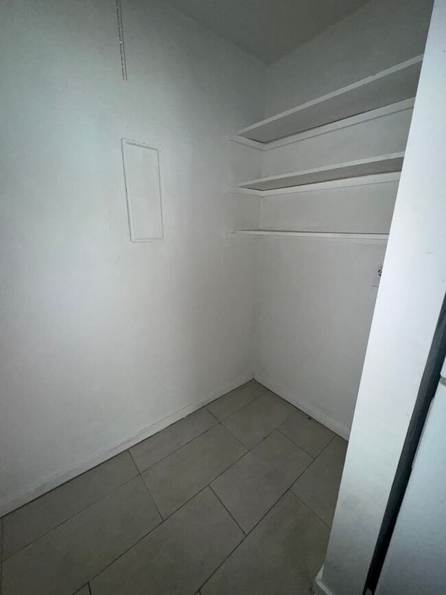 Building Photo - Spacious 2-Bedroom Duplex in Prime Gainesv...