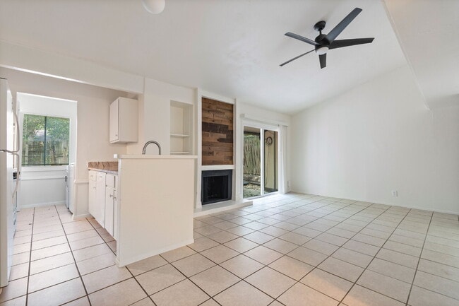 Building Photo - "Charming 2-Bedroom Retreat in Vibrant Aus...