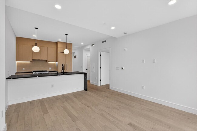 Foto del edificio - 139 Christopher Columbus Dr