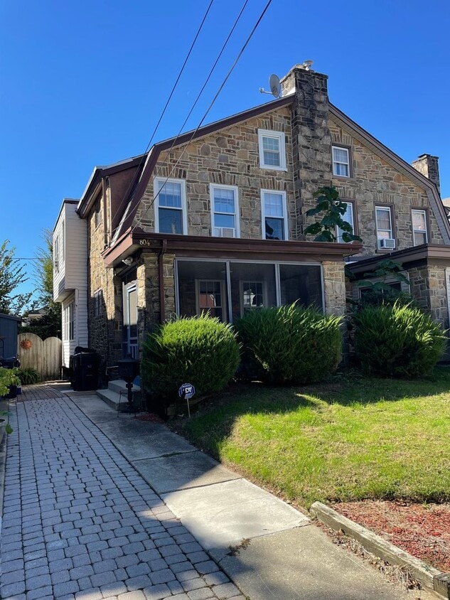Foto principal - 3 bedroom, 1.5 bath home in The Triangle, ...
