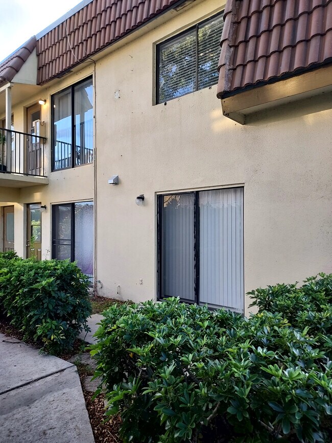 Building Photo - 11584 Royal Palm Blvd