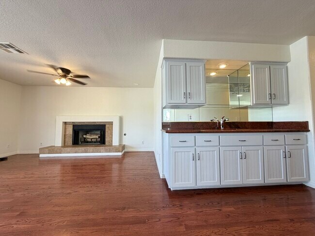 Building Photo - Carry Over Showing: This property has been shown before and will be rented to the first most qual...