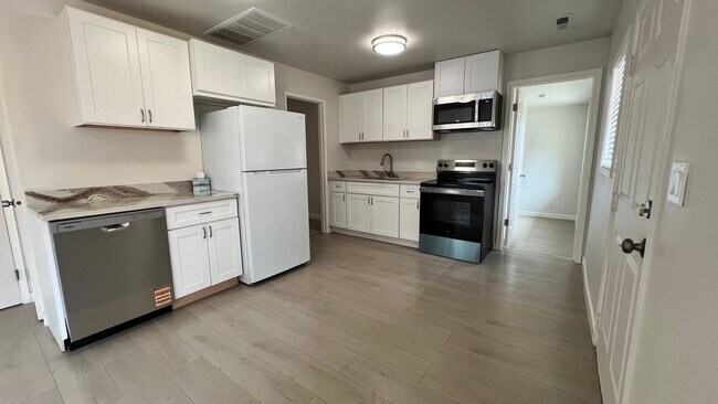 Foto del edificio - Newly Remodeled and Spacious 3 bedroom 1 b...
