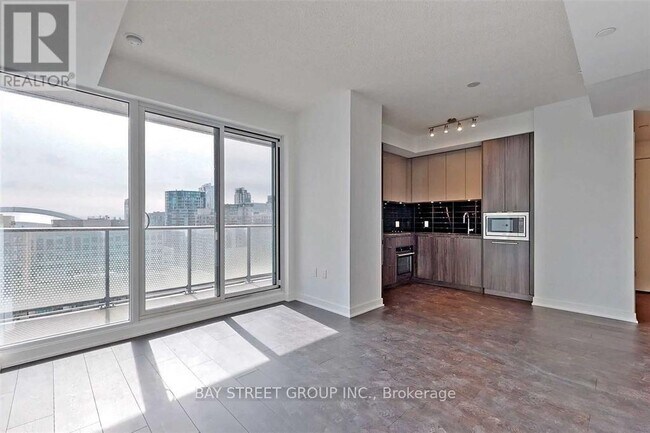 Photo du bâtiment - 125 Blue Jays Way