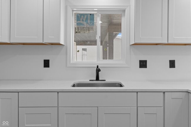 Building Photo - 804 S Albany St