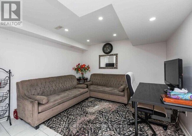 Building Photo - 24 Thornapple St