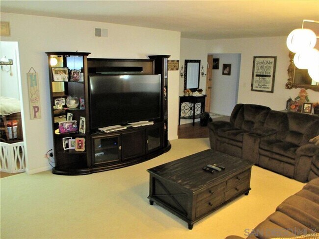 Building Photo - Entertainers delight, 4 bed 2 bath located...