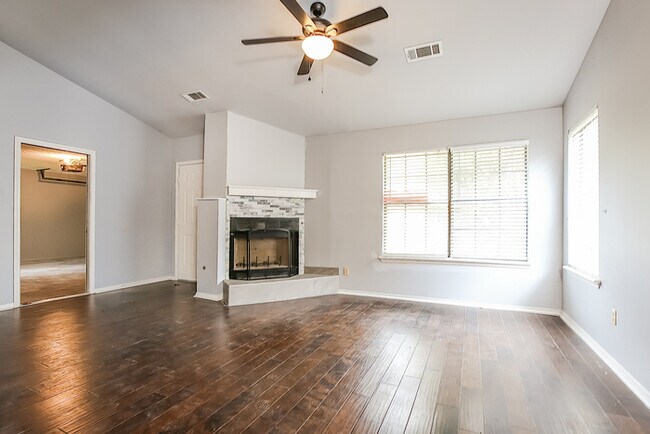Building Photo - Adorable 3 Bedroom