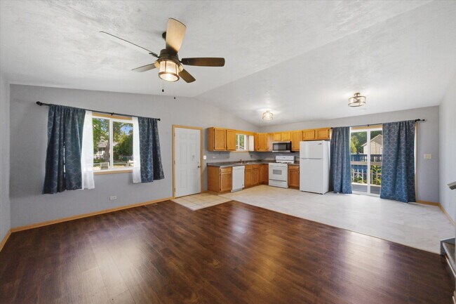 Foto del edificio - Move-In Ready Split-Level with Open Floor Plan