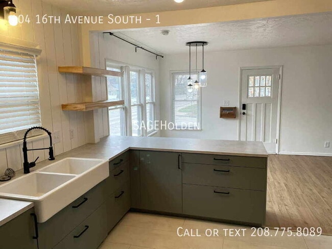 Building Photo - 404 16th Ave S
