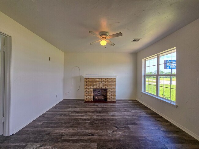 Building Photo - 2 bedroom 1 bath with 1 car garage in Tecu...