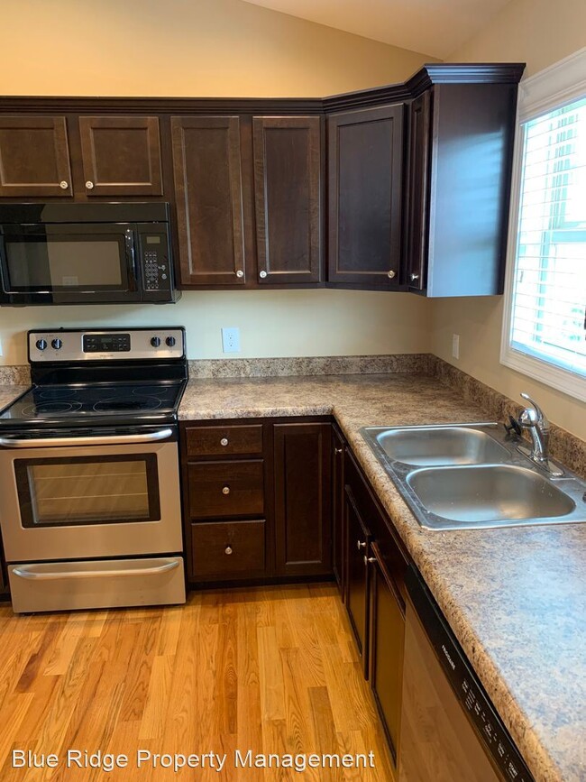 Building Photo - 2 br, 2 bath House - 1720 Skyline Drive #107