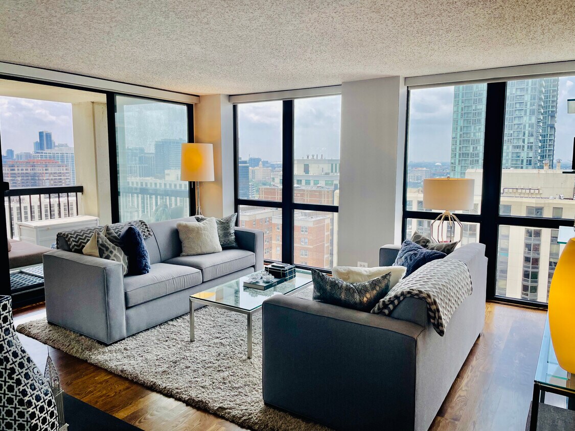 Living Room - 1122 N Clark St