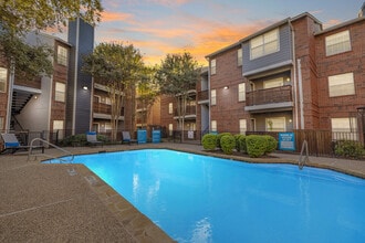 Building Photo - Silver Creek