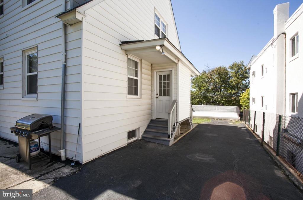 Primary Photo - 338 W 6th Ave