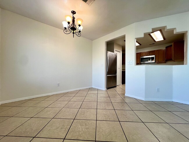 Foto del edificio - Spacious 3-bedroom, 2-bath condo with acce...