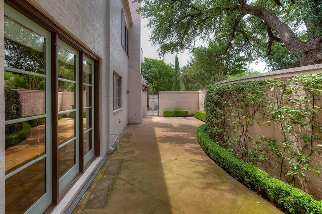 Building Photo - 245 Casa Blanca Ave