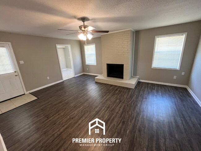 Foto del edificio - NEWLY RENOVATED 3BR/2BA in Easthaven | Modern Fireplace & Formal Dining