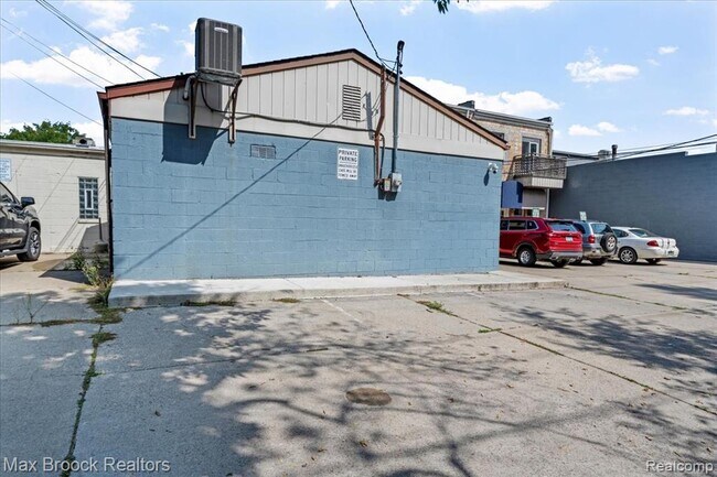 Building Photo - 513 W Nine Mile Rd