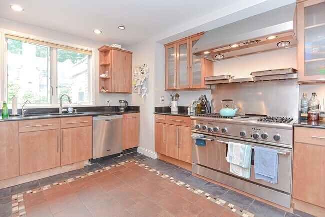 Building Photo - 2 Elm St