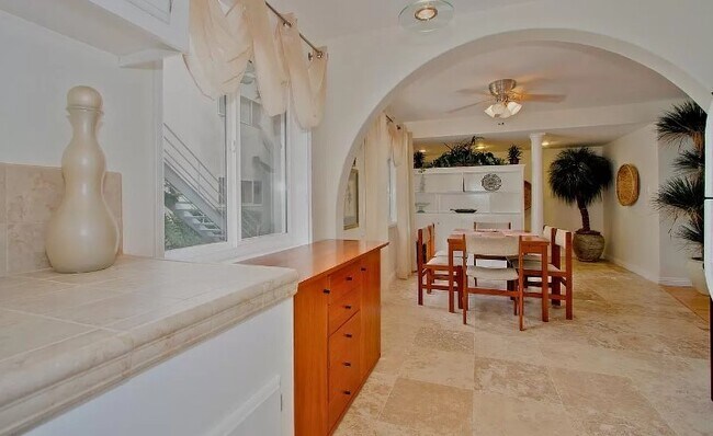 Building Photo - 2352 Torrey Pines Rd