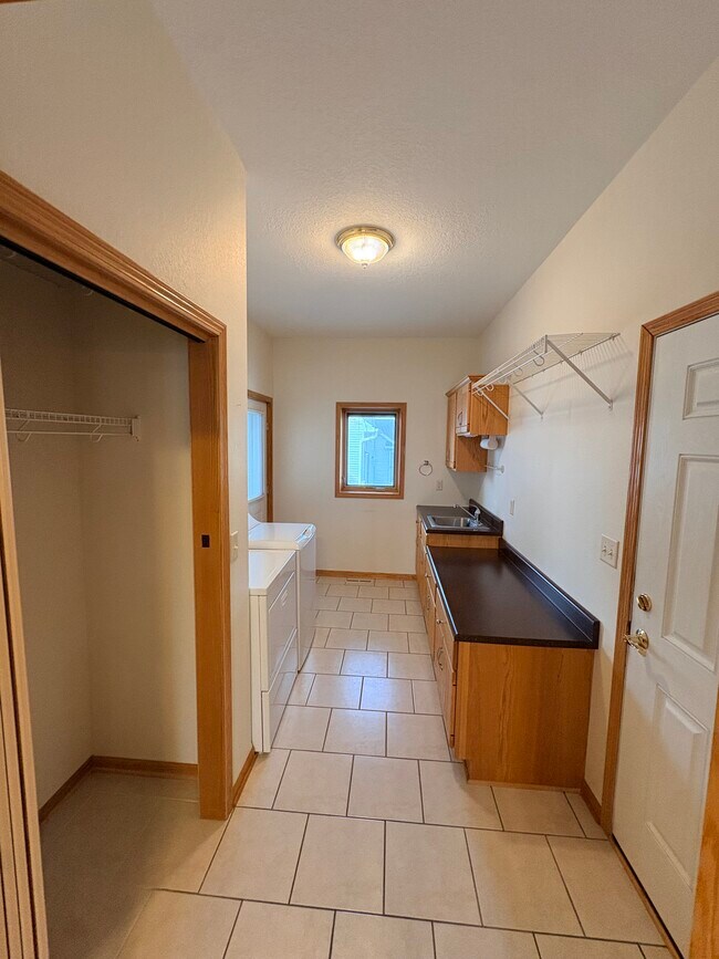 Building Photo - 924 Elmridge Dr