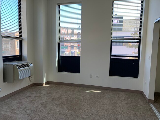 Foto del edificio - 1501 W Belmont Ave