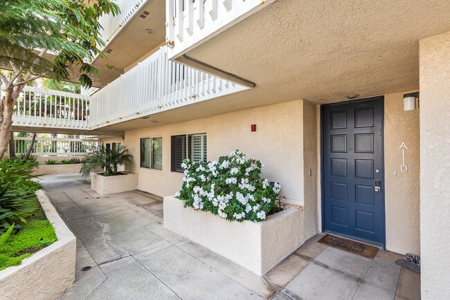 Building Photo - 7301 Vista del Mar