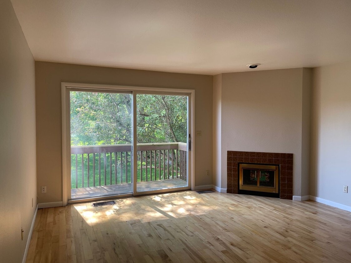 2 Bed/1.5 Bath Condo Close to UIHC! - 2 Bed/1.5 Bath Condo Close to UIHC!