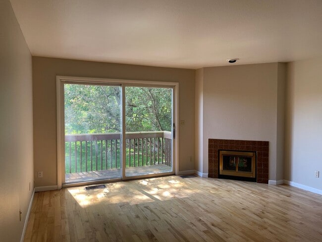 2 Bed/1.5 Bath Condo Close to UIHC! - 2 Bed/1.5 Bath Condo Close to UIHC!