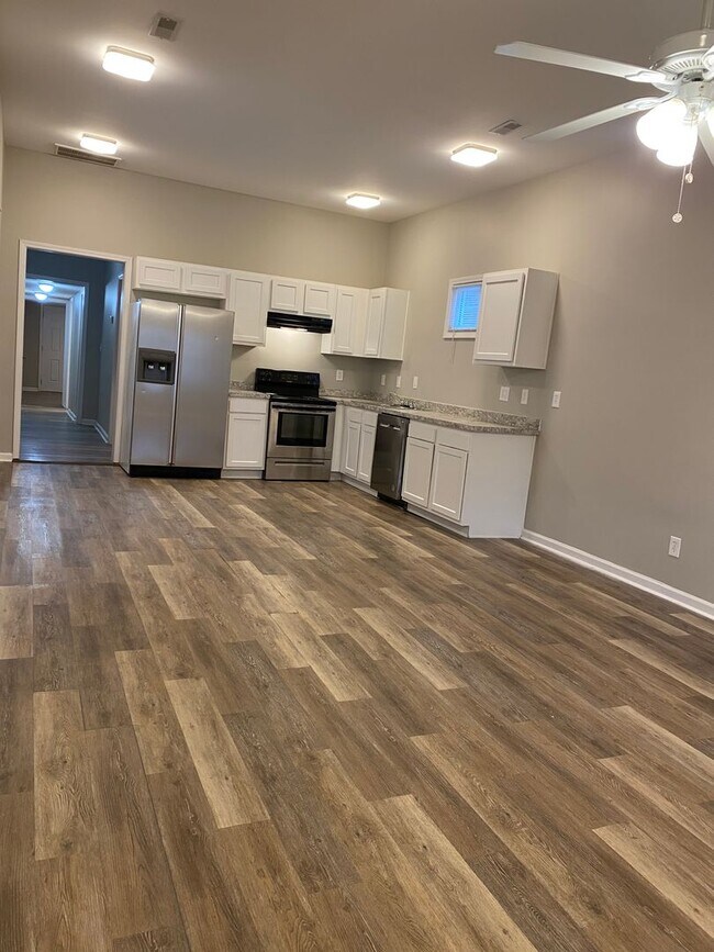 Building Photo - Nicely Remodeled! All Electric! Large 2 Be...