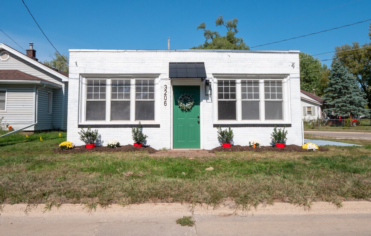 Primary Photo - 3206 Scott Ave