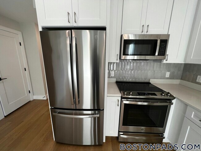 Building Photo - 104-106 Warren St.