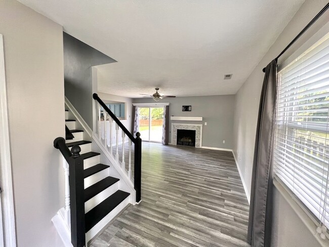 Building Photo - Beautifully updated Regency Park Home!